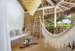 Phòng Suite Deluxe | Minibar, két bảo mật tại phòng, trang trí khác biệt