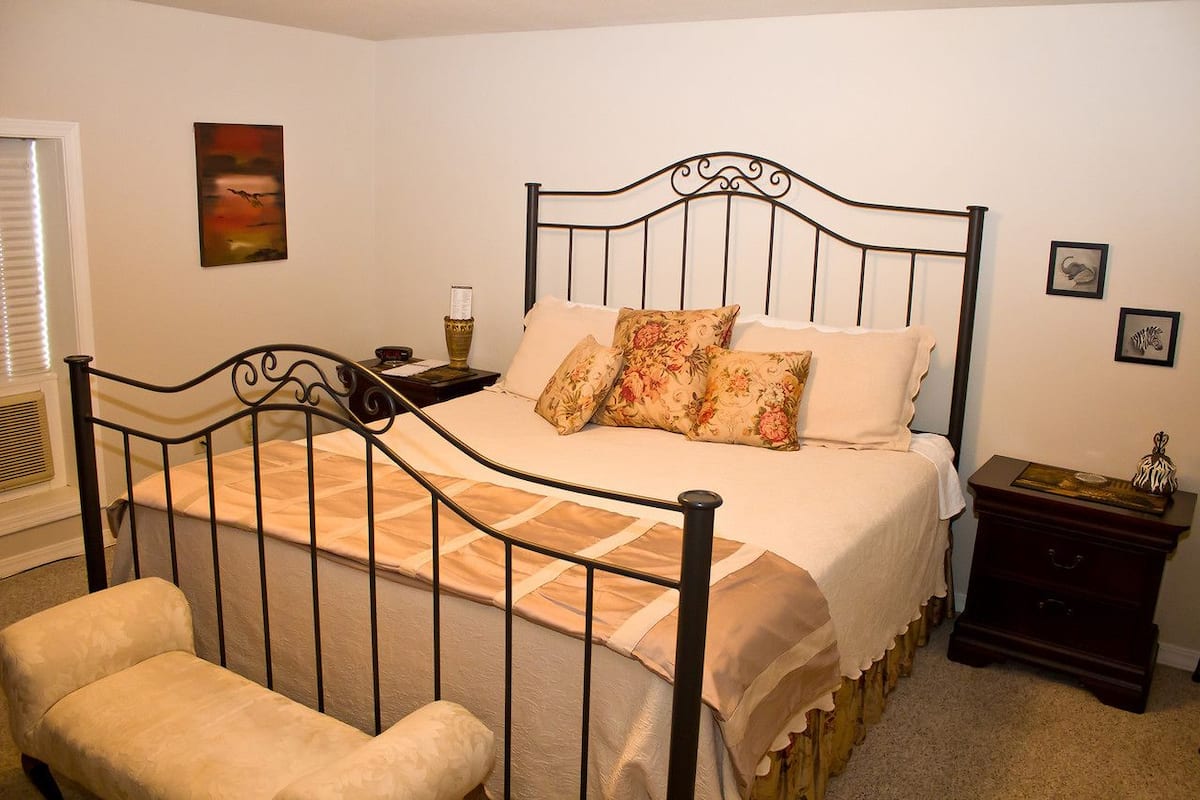 Room, 1 King Bed, Non Smoking | Free WiFi