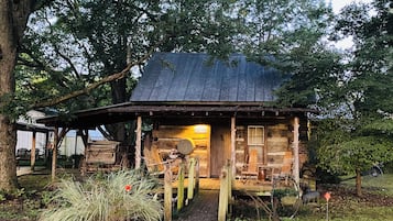 Traditional Cottage, 1 King Bed, Non Smoking, Patio | Premium bedding, individually decorated, individually furnished
