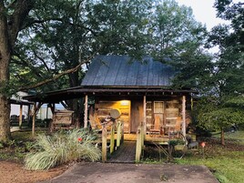 Traditional Cottage, 1 King Bed, Non Smoking, Patio | Premium bedding, individually decorated, individually furnished