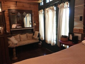 Premium bedding, individually decorated, individually furnished - Pecan Grove Cottages (Martin)