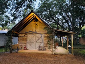 Traditional Cottage, 1 King Bed, Non Smoking, Patio - Pecan Grove Cottages (Martin)