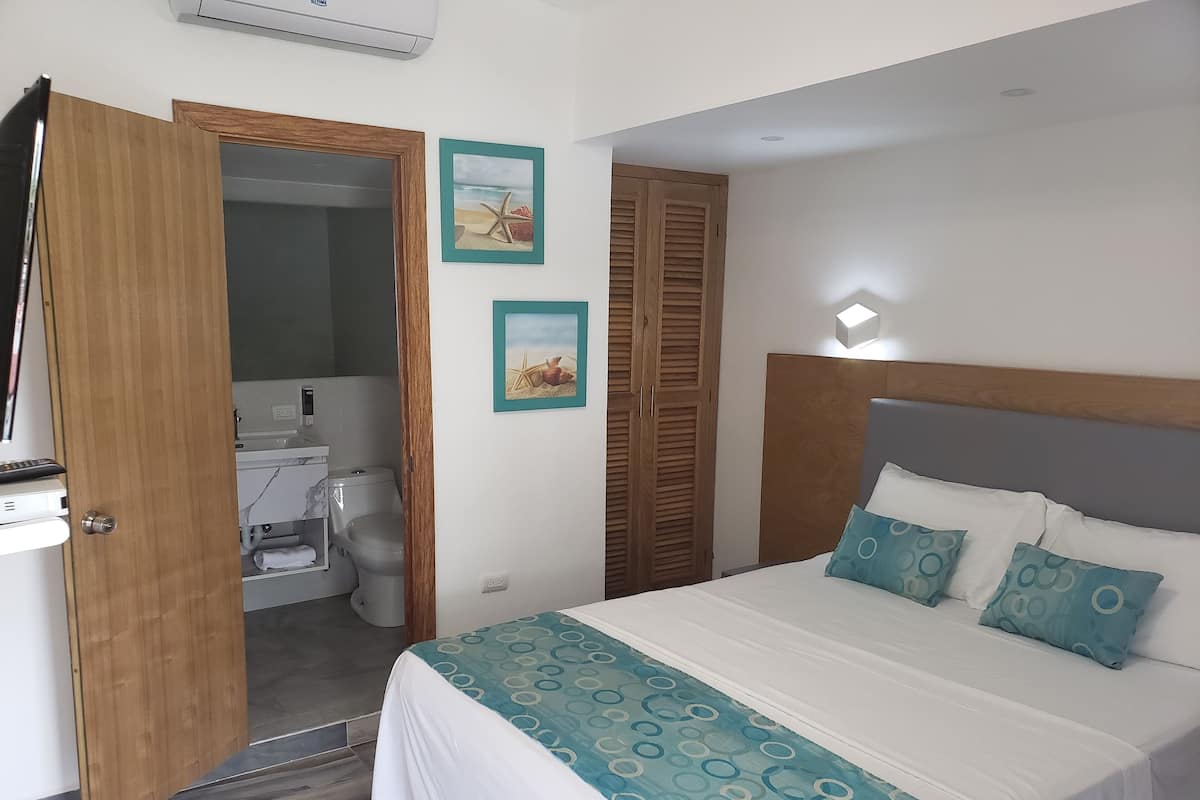Deluxe Double Room | In-room safe, laptop workspace, iron/ironing board, free WiFi