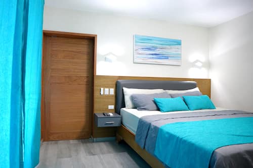 Premium-Zimmer, 1 Schlafzimmer | Zimmersafe, laptopgeeigneter Arbeitsplatz, Bügeleisen/Bügelbrett