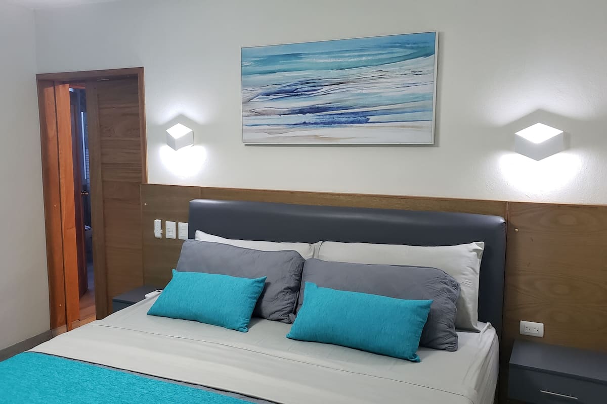 In-room safe, laptop workspace, iron/ironing board, free WiFi