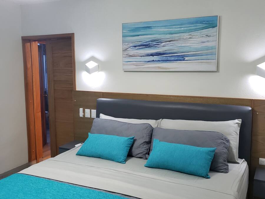 In-room safe, laptop workspace, iron/ironing board, free WiFi