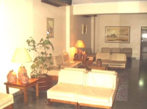 Lobby sitting area - Manduvira Hotel Plaza (Asunción)