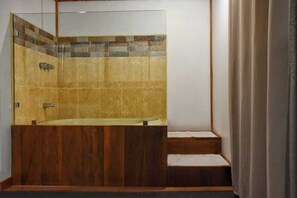 Deluxe Double Room, 1 Queen Bed with Sofa bed, Tower | Deep-soaking bathtub - Casa Campo Verde (Monteverde)
