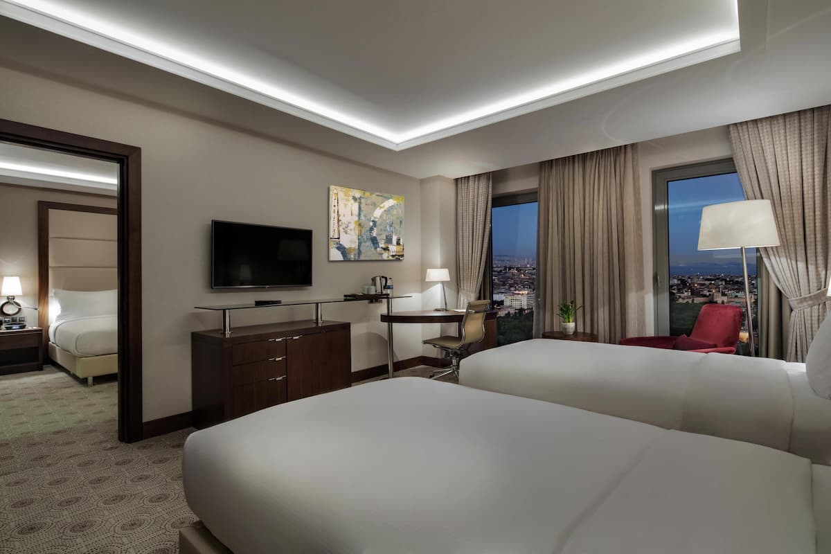 Quarto luxo, 2 quartos, quartos conectados (Family) | Frigobar, cofres nos quartos, quartos à prova de som, berços grátis