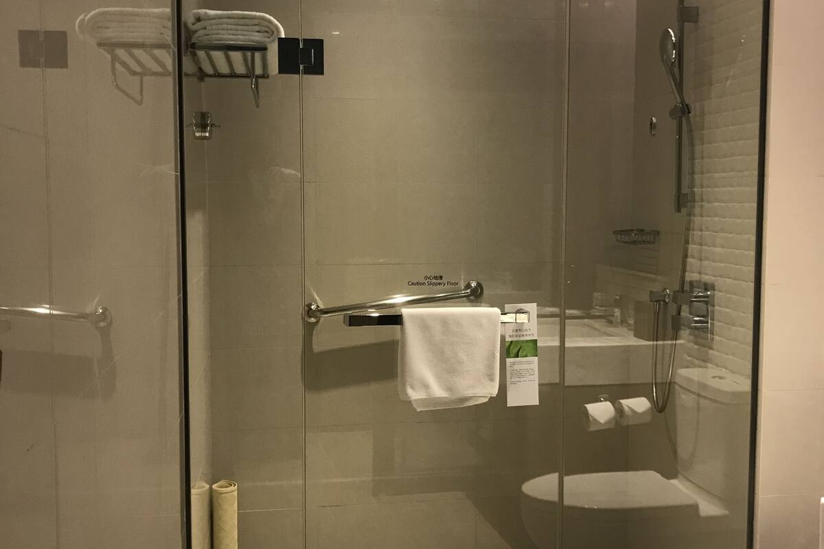 room, 2 single beds (den) | bathroom | shower, rainfall showerhead, free toiletries, hair dryer