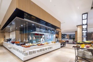 Daily self-serve breakfast (CNY 126 per person)