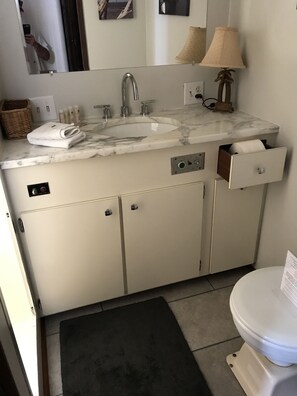 Ilmaiset hygieniatuotteet, hiustenkuivaaja, pyyhkeet, sampoo