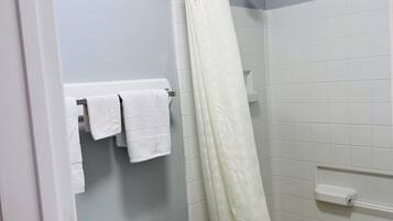 Articles de toilette gratuits, sĂšche-cheveux, serviettes fournies