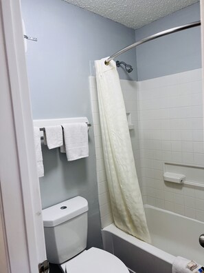 Amenidades de baño gratuitas, secadora de cabello, toallas 