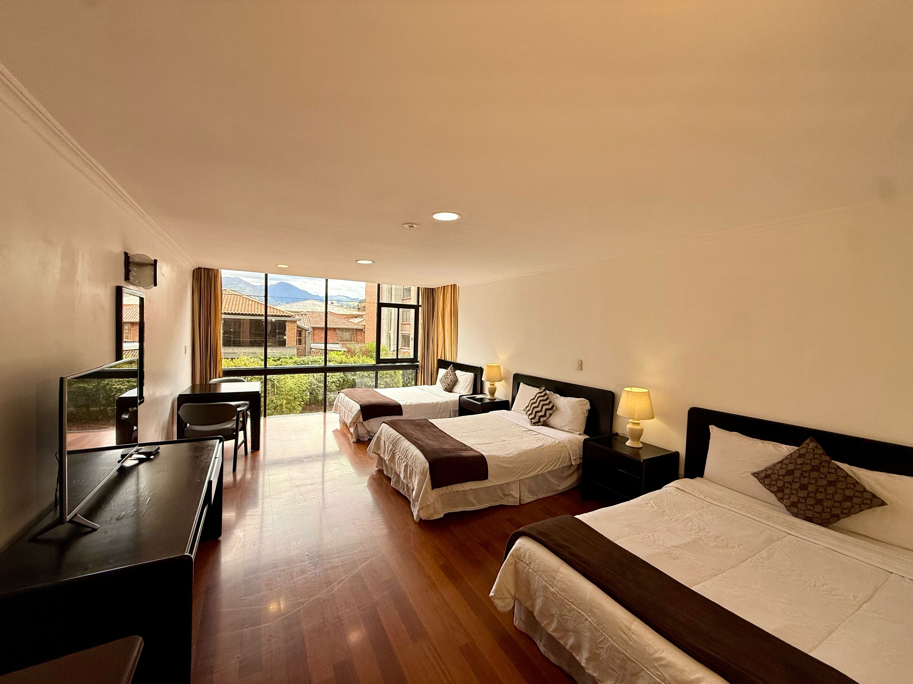 Habitación triple superior, baño privado, en la zona del jardín | Minibar, escritorio, cortinas opacas y sistema de insonorización