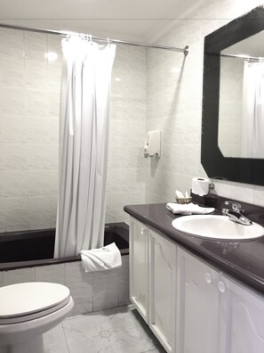 Un baño con inodoro, lavamanos y bañera.