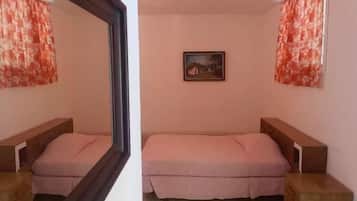 Single Room | In-room safe, desk, free WiFi, bed sheets