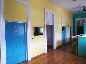 Dormitório compartilhado, banheiro compartilhado (#5) | Cofres nos quartos, escrivaninha, Wi-Fi de cortesia, roupa de cama