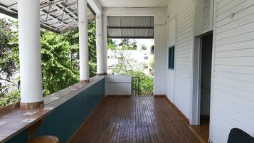 Zimmersafe, Schreibtisch, kostenloses WLAN, BettwÀsche