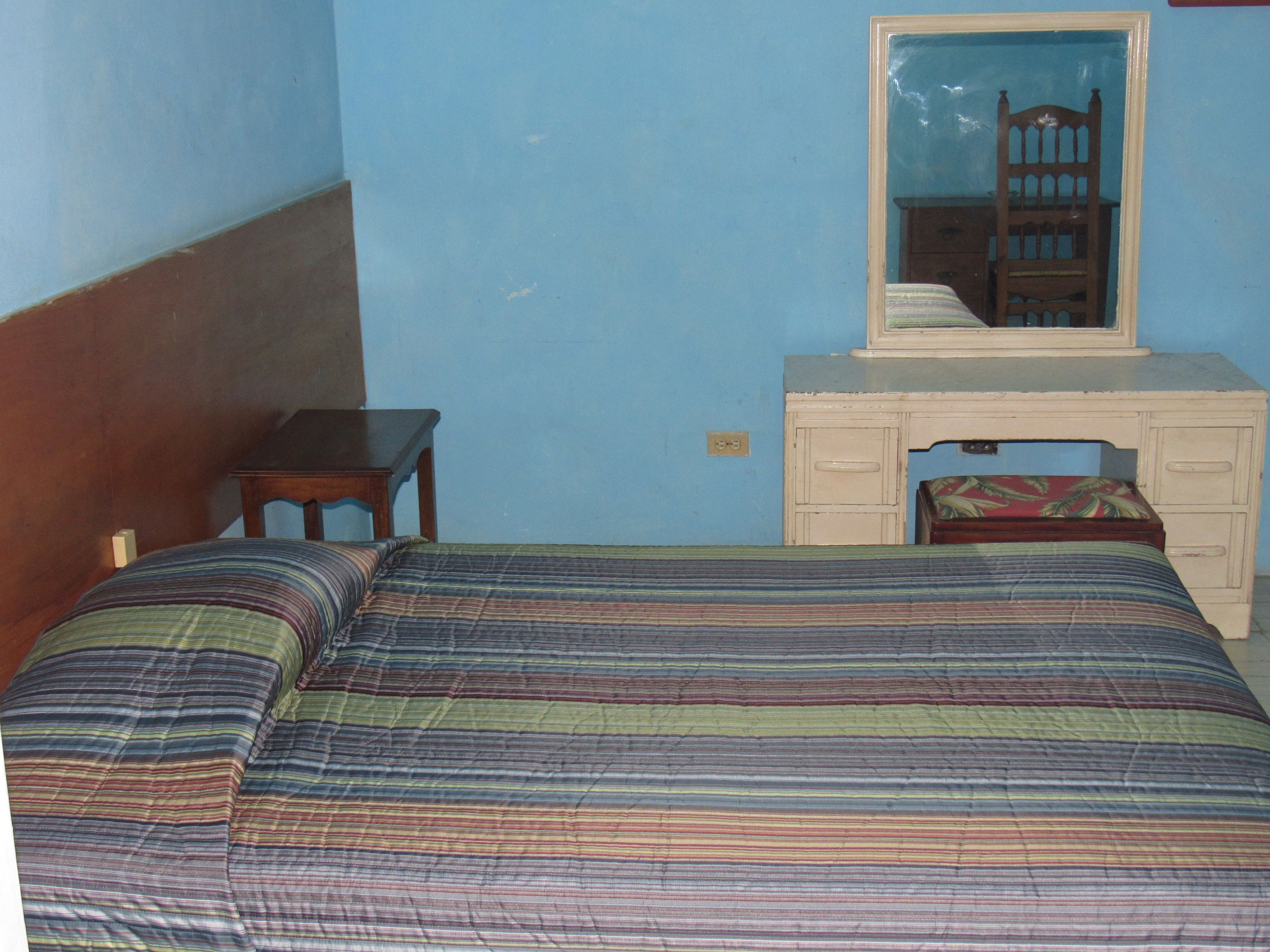 single room | 1 bedroom, in-room safe, desk, free wifi