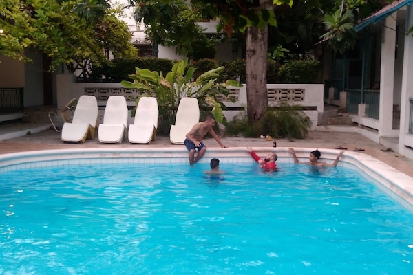 Piscina externa, espreguiçadeiras