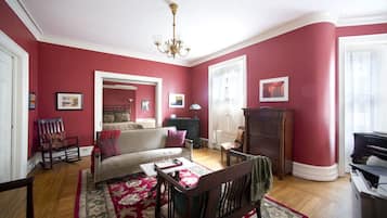 Room 6 - Red Room Suite | Individueel gedecoreerd, extra bedden, gratis wifi