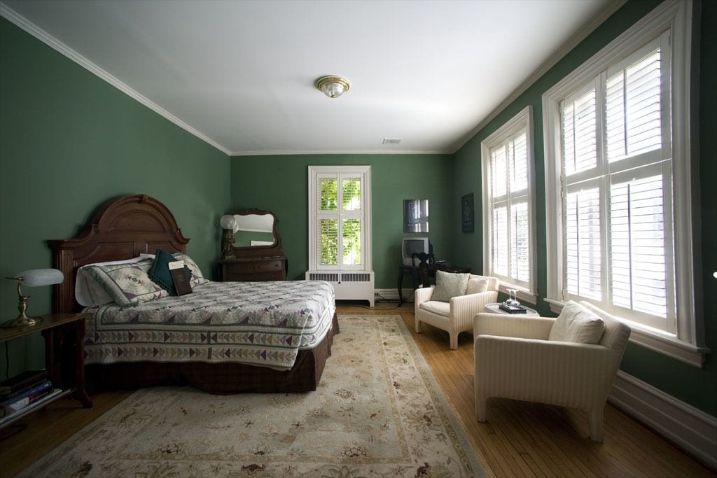 Room 1 - Green Room (private bathroom across the hall) | Decoración personalizada, camas extra y wifi gratis 