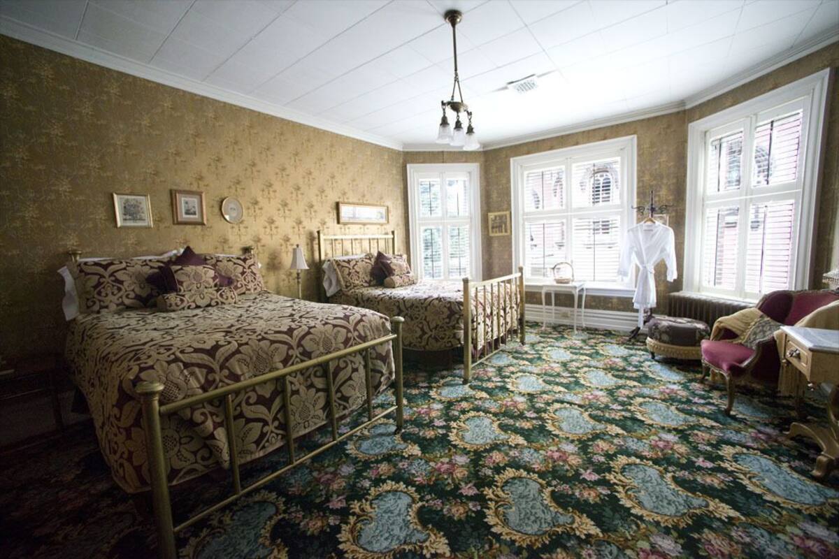 Room 4 - Gold Room | Rollaway beds (surcharge), WiFi (free), individually decorated