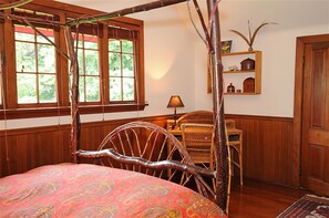 Suite, plusieurs lits (Charles Darwin) | 1 chambre, décoration personnalisée, ameublement personnalisé, bureau