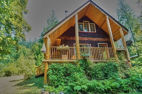 1 Bedroom Log Cabin | 1 bedroom, individually decorated, individually furnished, desk