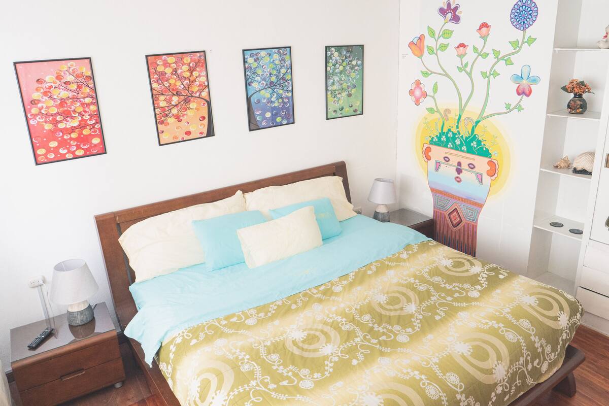 Escritorio, tabla de planchar con plancha, wifi gratis y ropa de cama