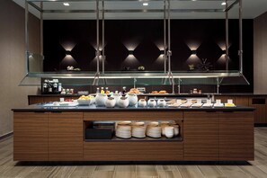 Dagelijks ontbijt met selfservice (USD 16 per persoon)