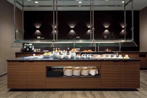 Desayuno de autoservicio diario (USD 16 por persona)