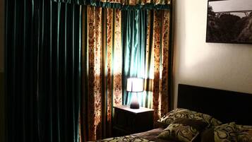 Doppelzimmer zur Einzelnutzung, 2Â Doppelbetten | BĂŒgeleisen/BĂŒgelbrett, kostenloses WLAN