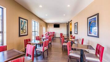 Café da manhã com buffet grátis todos os dias