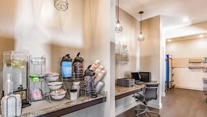 Uma área de recepção de hotel com balcão, máquina de café e diversos serviços.