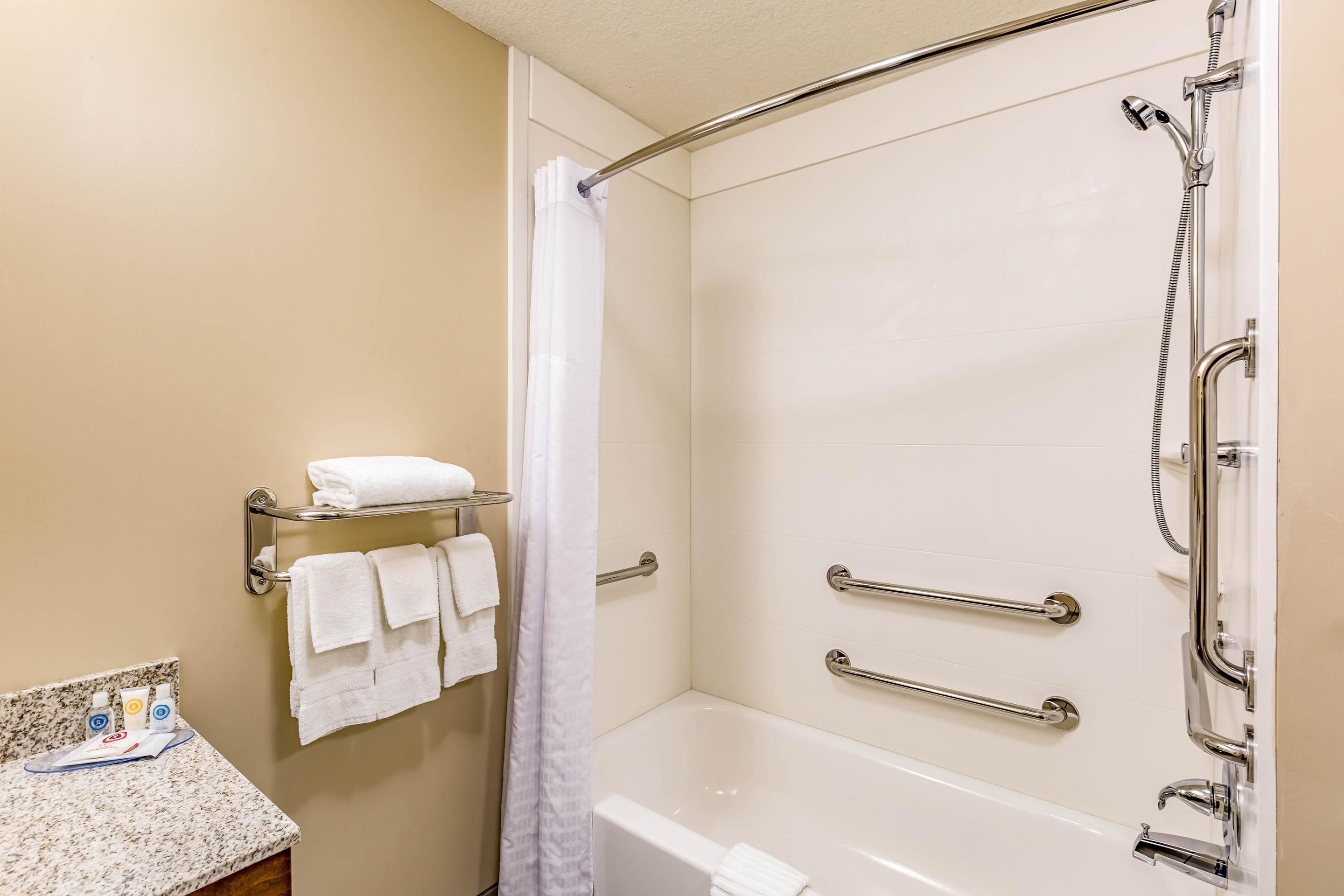 combined shower/bathtub, hair dryer, towels
