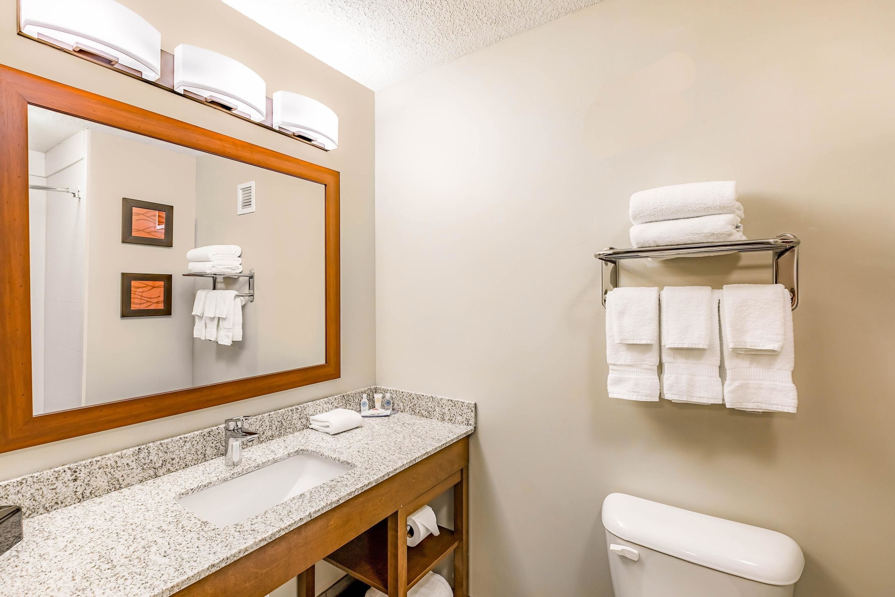 combined shower/bathtub, hair dryer, towels