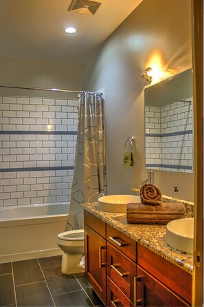 Premium Condo, 2 Bedrooms, Hot Tub, Mountain View | Bathroom