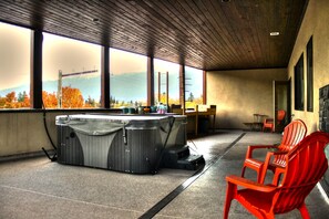 Premium Condo, 2 Bedrooms, Hot Tub, Mountain View | Indoor spa tub