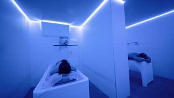 Un baño moderno con un lavamanos blanco, un espejo y un inodoro.