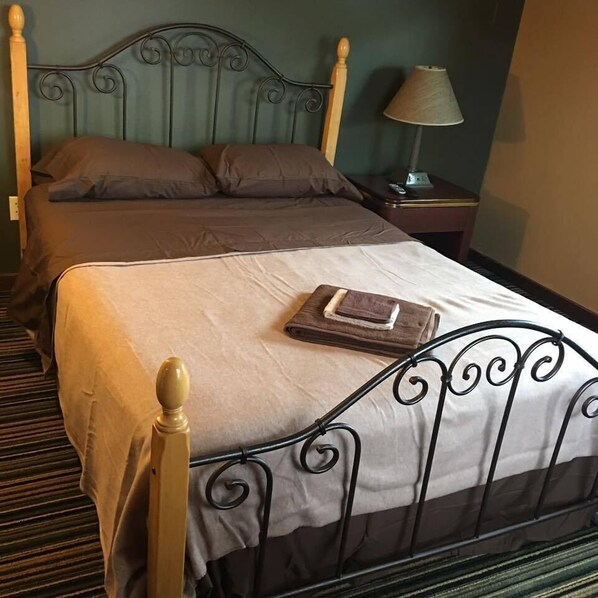 Room, 1 Queen Bed, Refrigerator & Microwave