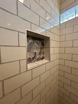 Duschwanne, Haartrockner, Handtücher, Toilettenpapier