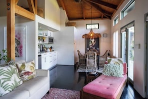 Smart TV, fireplace, books - Boutique Compound on Private Vineyard, Complete with Guest House (St. Helena)