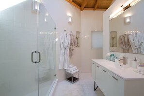 Ensemble douche/baignoire, sèche-cheveux, bidet, serviettes fournies