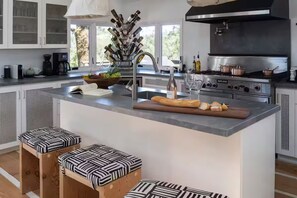 Fridge, microwave, oven, stovetop - Boutique Compound on Private Vineyard, Complete with Guest House (St. Helena)