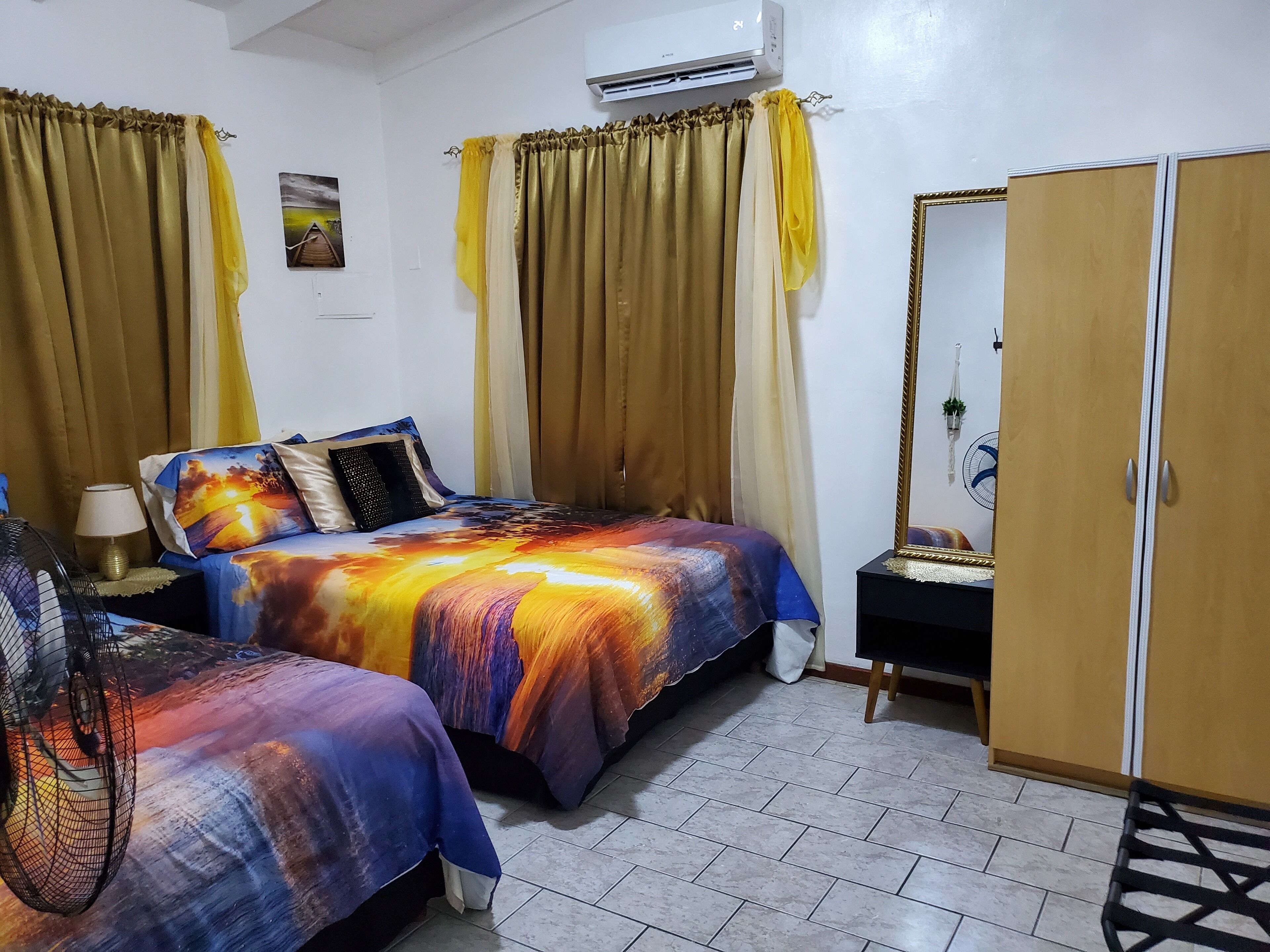 2 slaapkamers, een kluis op de kamer, een strijkplank/strijkijzer