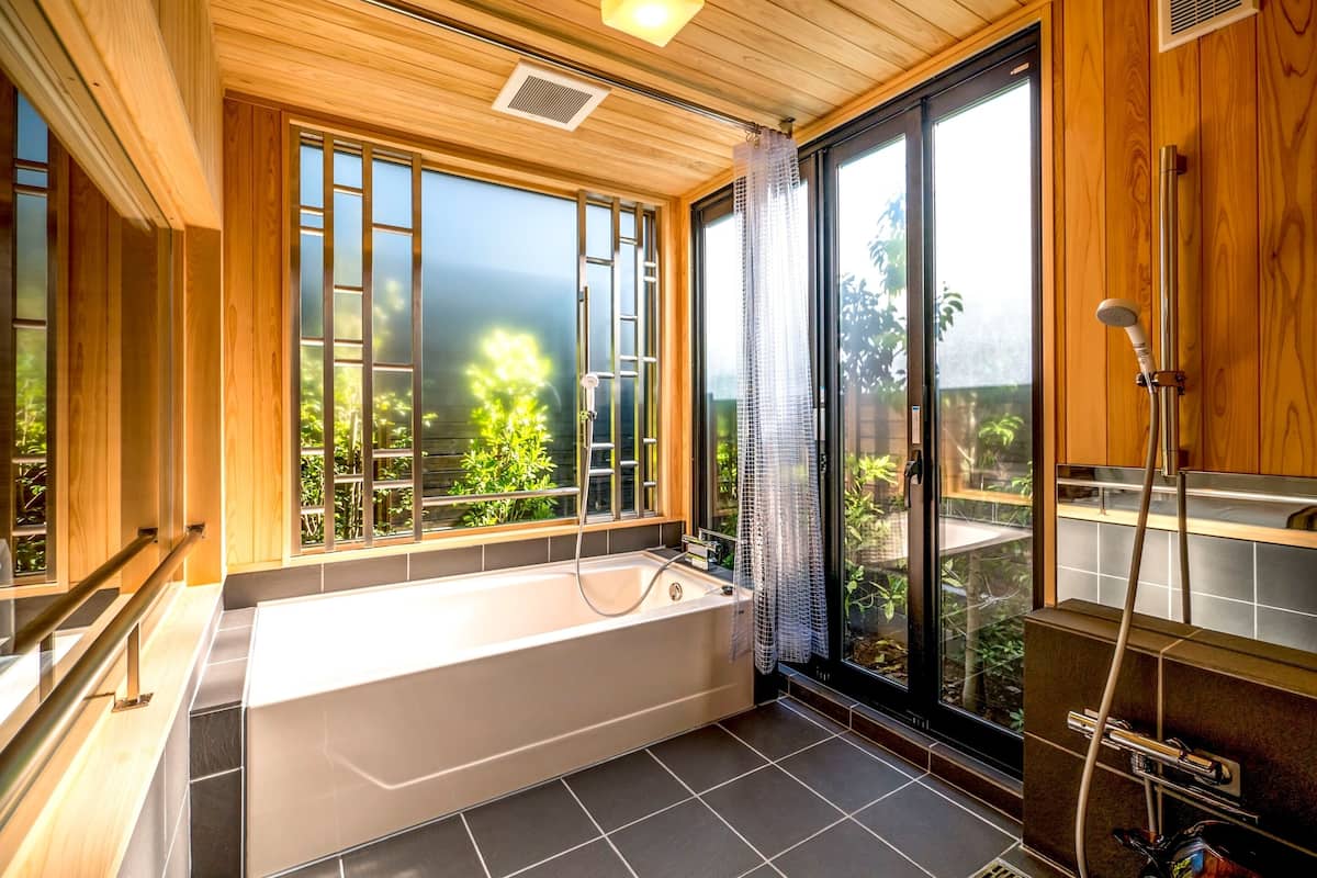 combined shower/bathtub, hair dryer, slippers, bidet