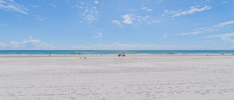 En la playa, camastros y toallas de playa 