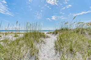 Plage, chaises longues, serviettes de plage